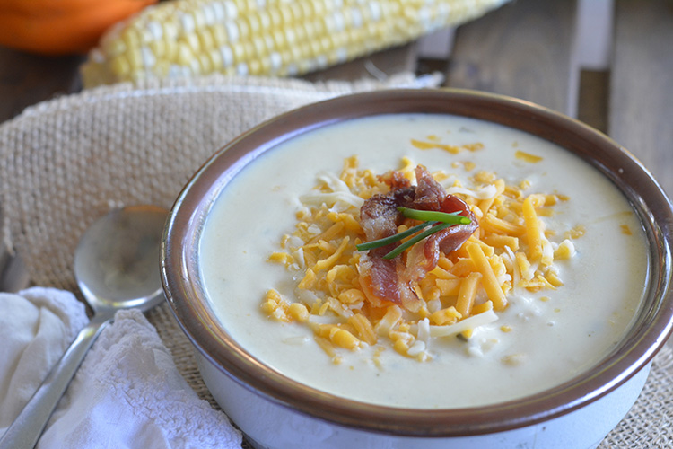 Cremosa Sopa de Maiz, Queso Cheddar y Tocineta