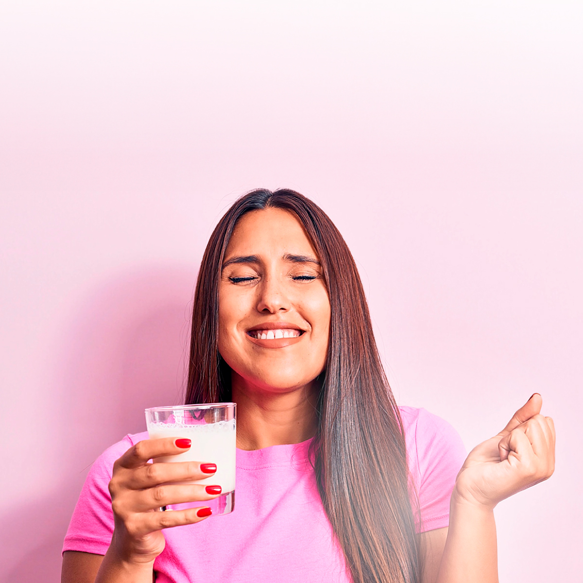 Imagen muestra una señora disfrutando de un vaso de leche
