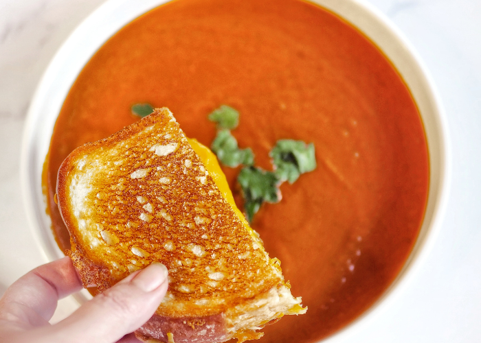 Sopa Cremosa de Tomate y Sandwich de Queso a la Plancha
