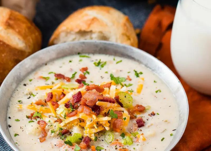 SOPA DE CREMA DE COLIFLOR EN UNA OLLA