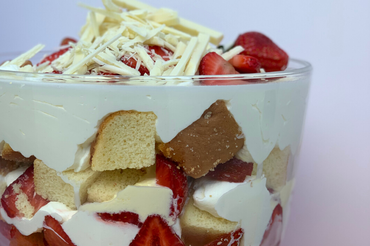 Postre de Fresas y Almendras En Capas