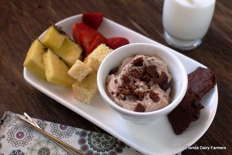 Dip de yogur cremoso con trocitos de Brownie Brittle