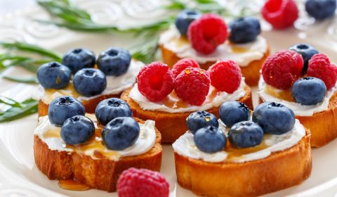 Pan Brioche Tostado Con Ricota Hecho en Casa, Frutos Rojos y Miel