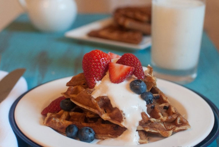 Waffles integrales con salsa cremosa de yogur de vainilla