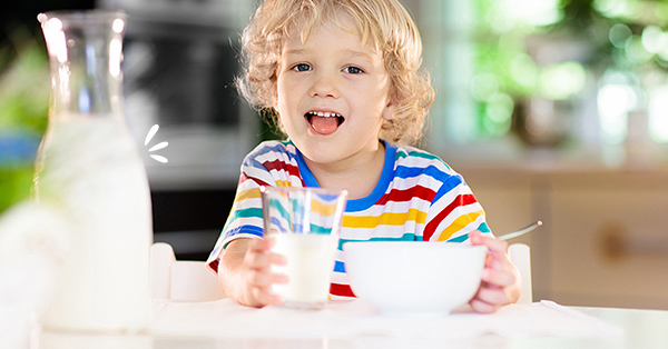 Imagen de un Niño disfrutando un vaso de leche nutritiva