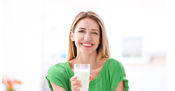 Mujer tomando un vaso de leche