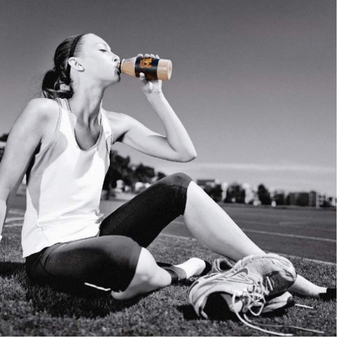 Atleta femenina tomando leche chocolatada