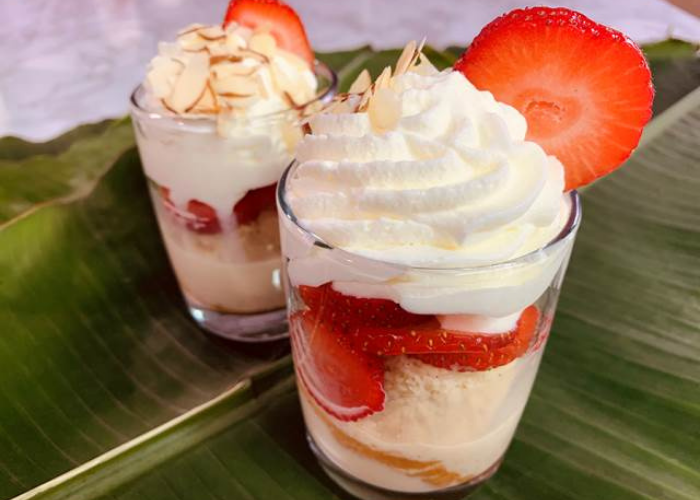 Tres Leches con Fresas Cubiertas con Crema Batida de Dulce De Leche
