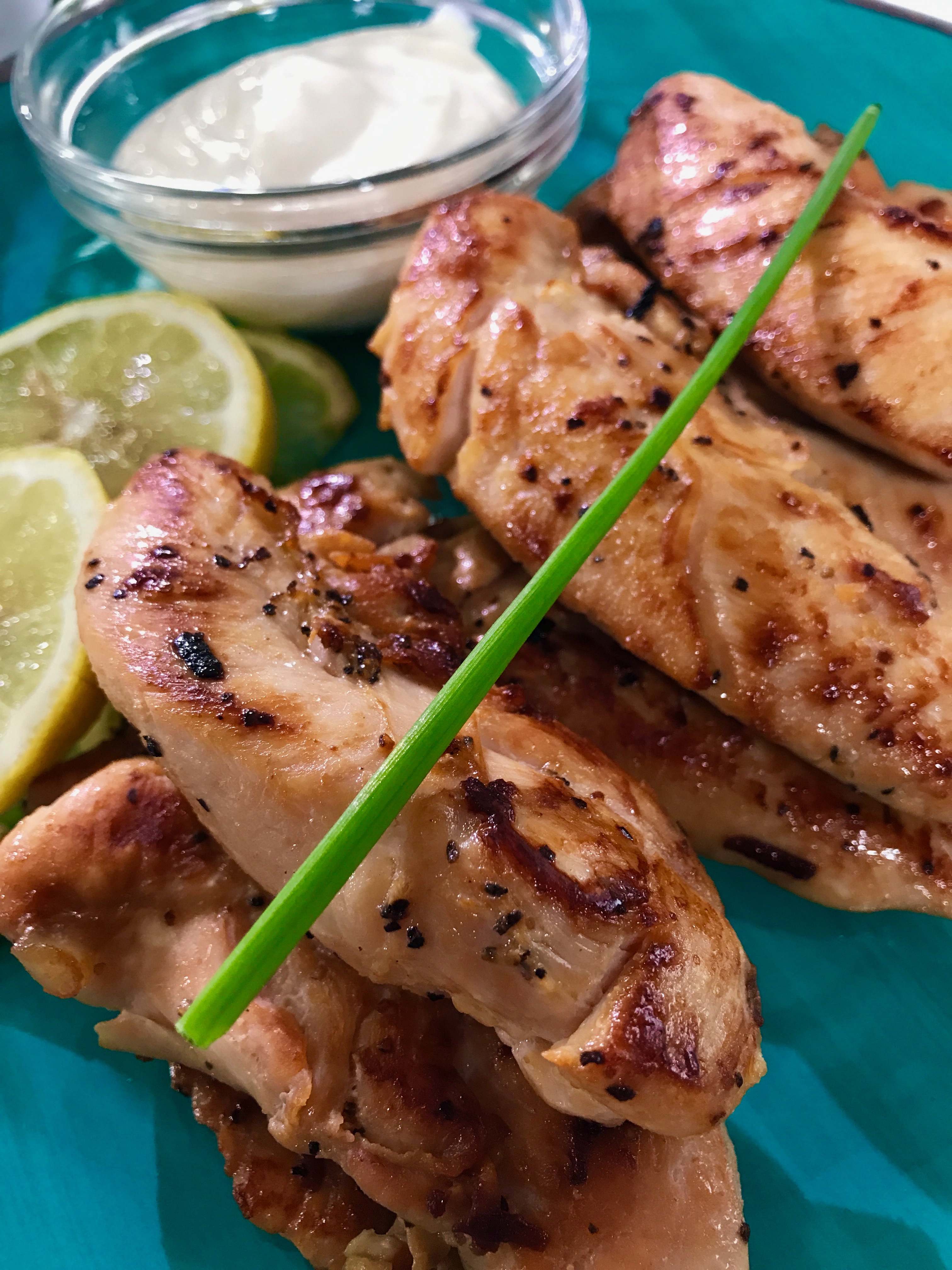 Deditos de Pollo Asado con Salsa de Yogur y Mostaza