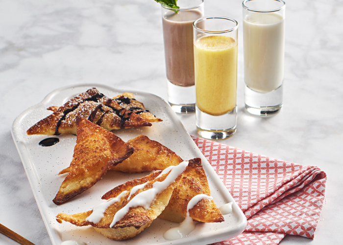 Comida De Wonton De 3 Platos Con Chorros De Leche Entera