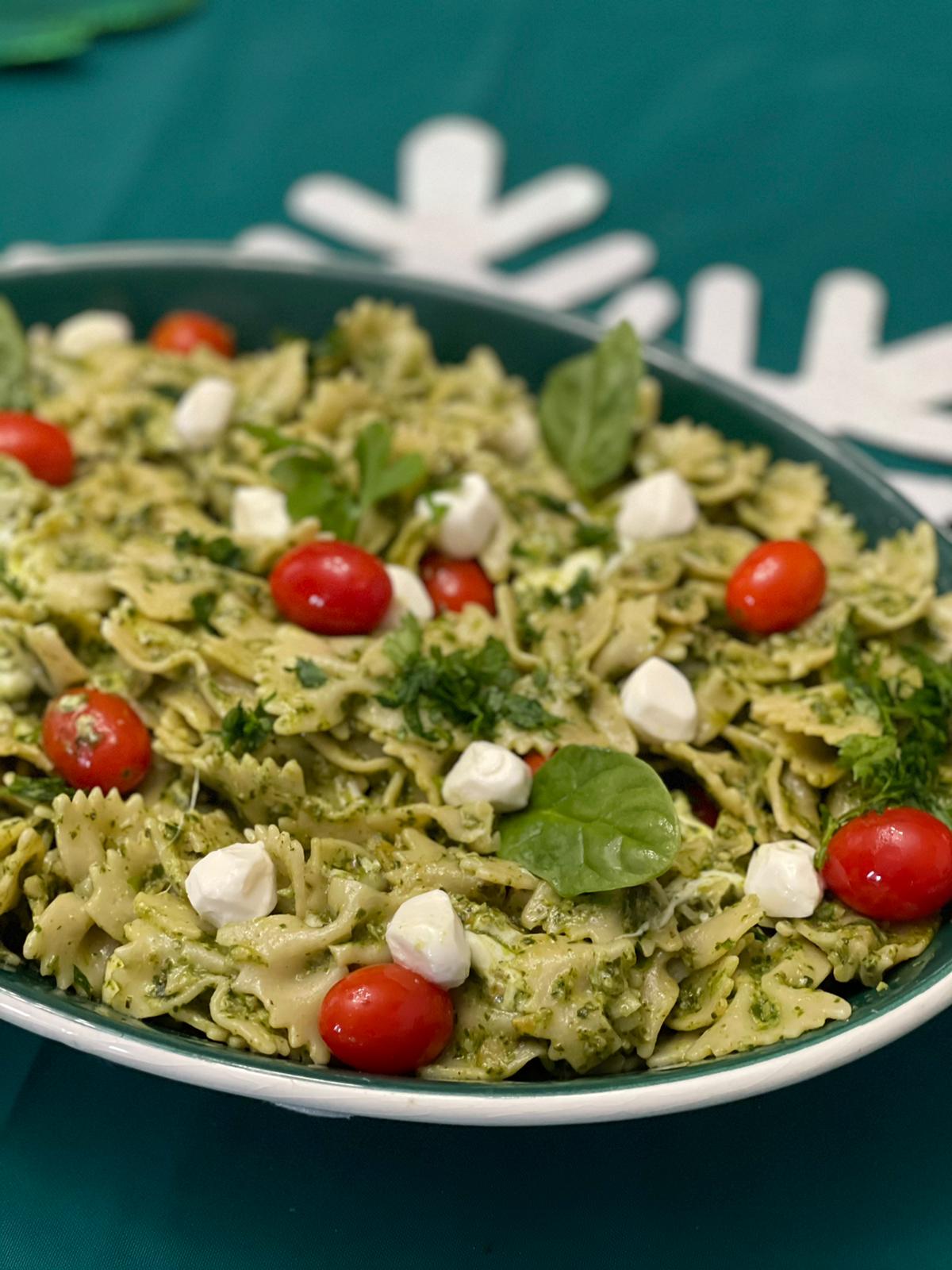 Pasta de espinaca y salsa pesto