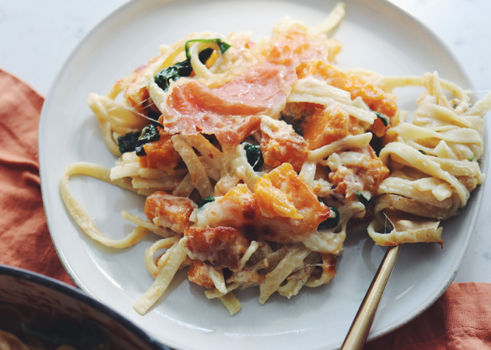 Pie de Fetuccini Alfredo al horno con calabaza, espinacas y prosciutto