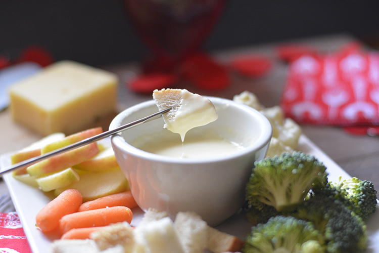Fondue De Queso Suizo Con Vino Blanco, Ajo y Hierbas