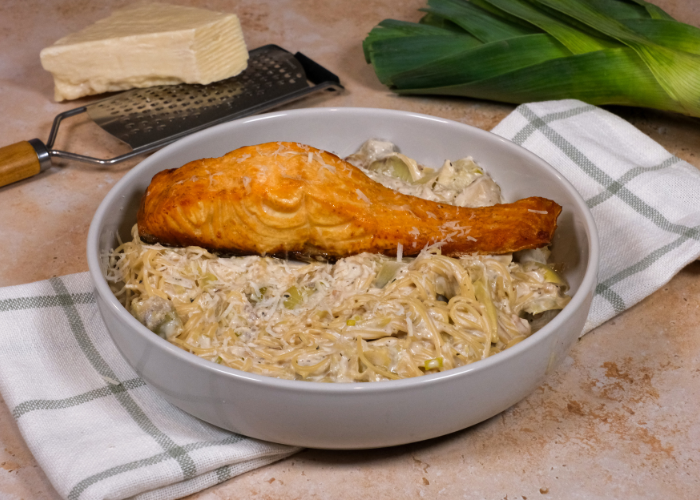 Pasta cremosa de alcachofas y salmón
