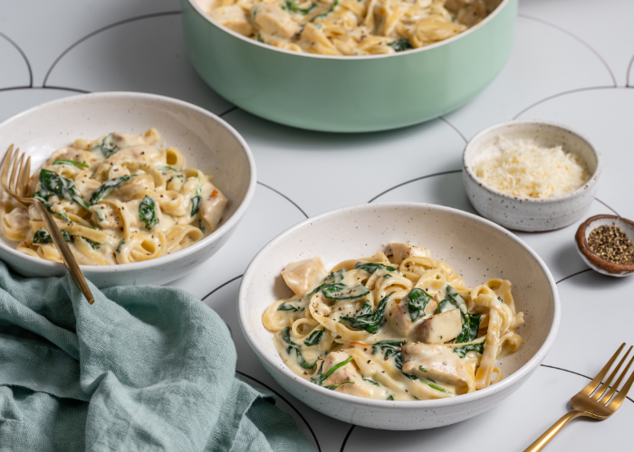PASTA CREMOSA CON POLLO Y ESPINACAS