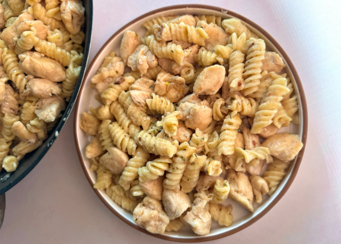 PASTA CREMOSA CON MANTEQUILLA DE AJO Y POLLO
