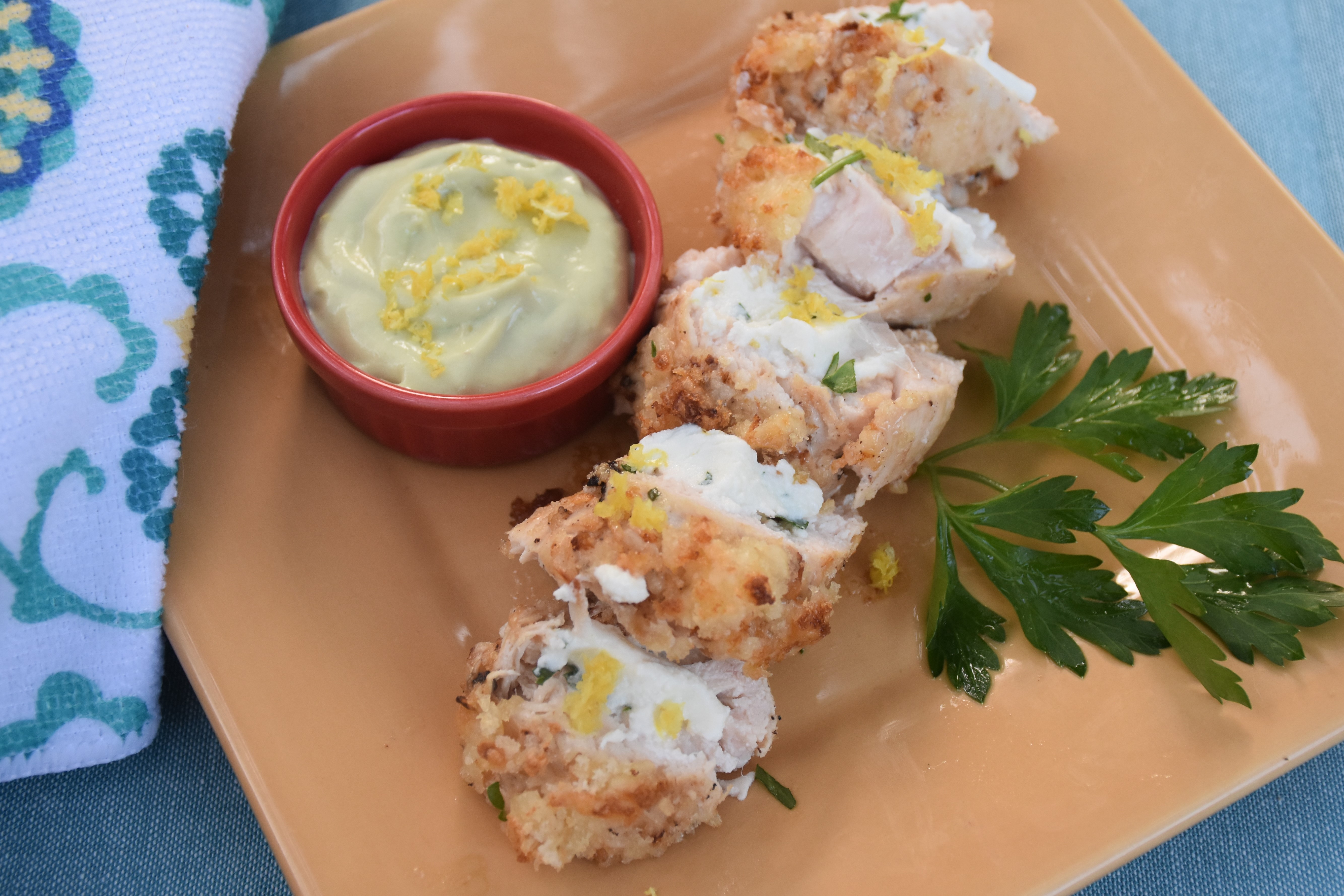 Enrollados de pollo rellenos de queso ricotta y hierbas, con crema de aguacate