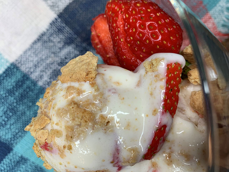 Helado de Vainilla con fresas y galletas Graham