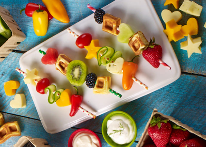 Brochetas de Frutas y Waffle con Salsa de Yogur y Miel