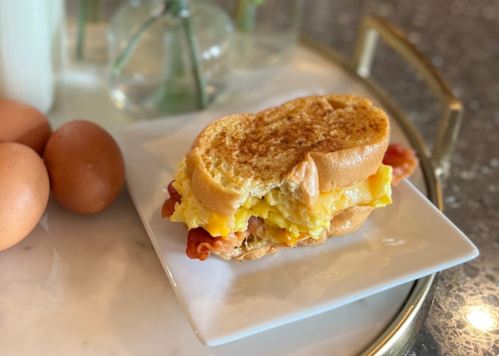 Sandwich de Tostada Francesa con Omelet