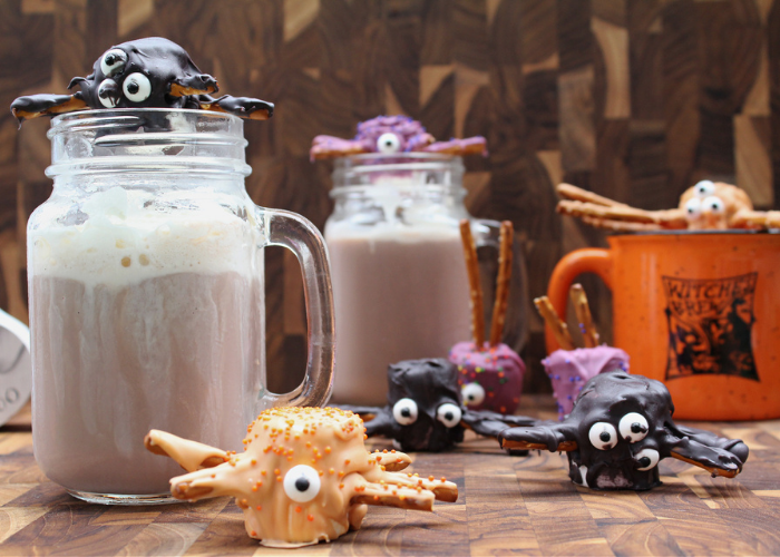 Chocolate Caliente con Arañas de malvavisco para Halloween 