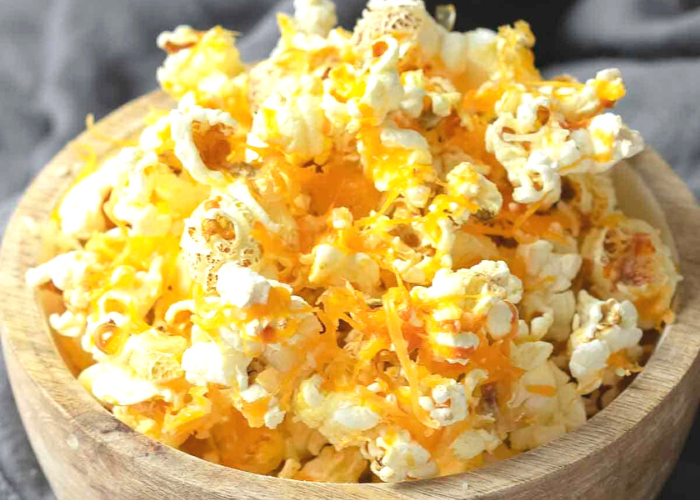 Palomitas de maíz caseras con queso cheddar