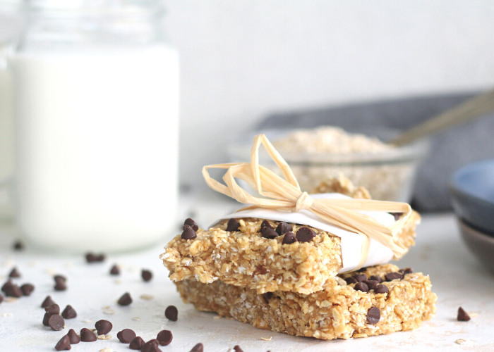 BARRAS DE PROTEÍNA DE CHOCOLATE Y MANTEQUILLA DE MANÍ SIN HORNEAR