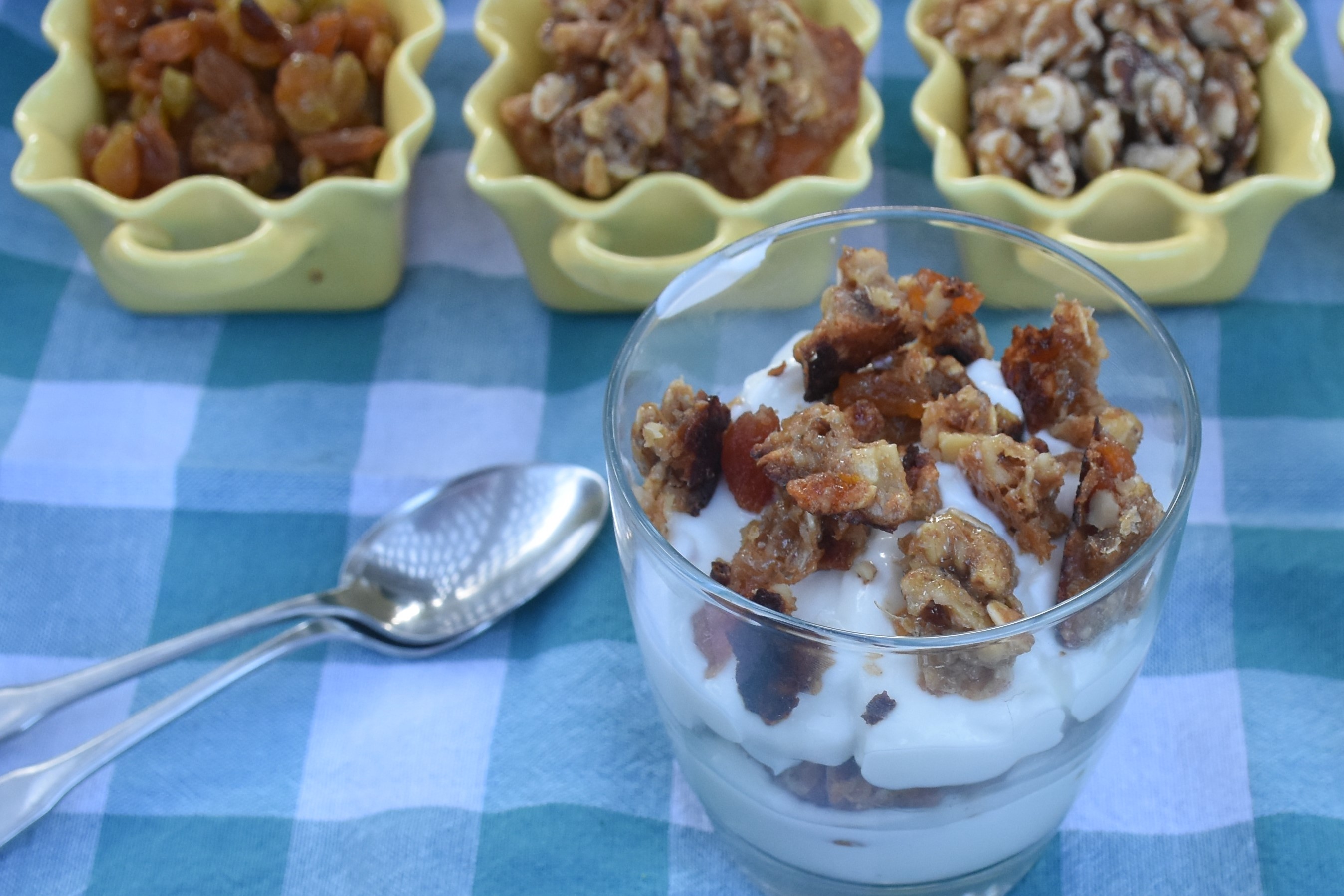 Postre Parfait de yogurt griego con fruta y montaditos de nueces crujientes