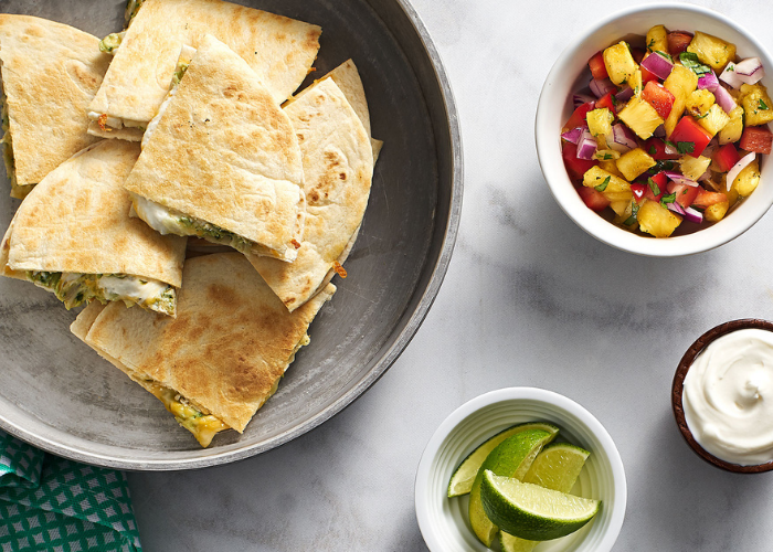 QUESADILLA DEL QUARTERBACK CON SALSA DE PIÑA