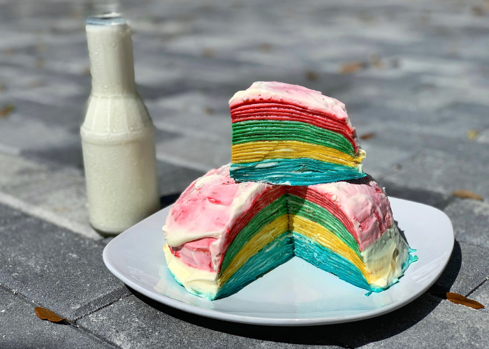 Pastel de crepes arcoíris