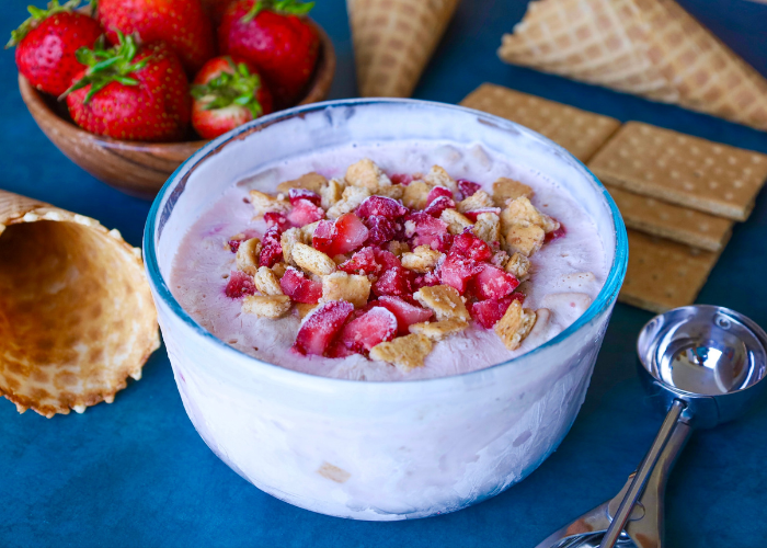 Helado de cheesecake de fresa y queso cottage