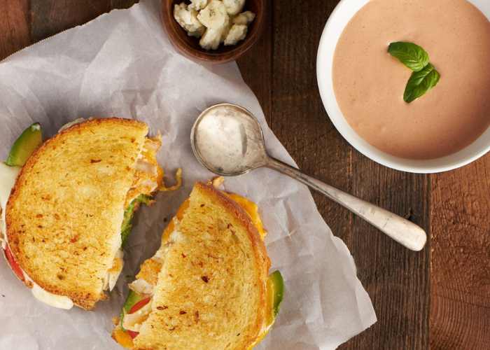 Sandwich De Queso A La Plancha De Tilapia Al Horno Con 5 Quesos Y Bisque Cremoso De Tomates Y Albahaca