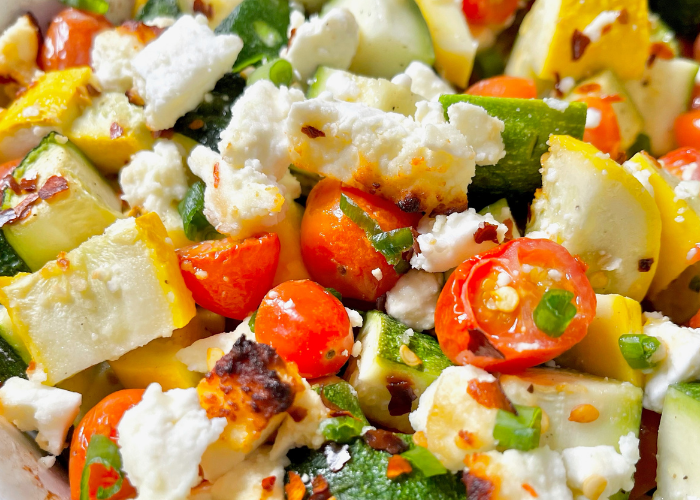 Horneado de calabacín, tomate, calabaza de verano y queso Feta