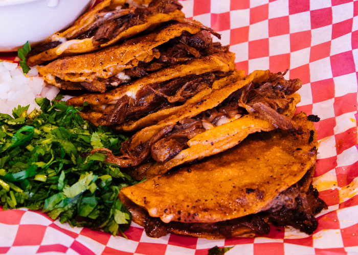 BIRRIA-QUESADILLA CON CREMA DE LIMA Y CILANTRO