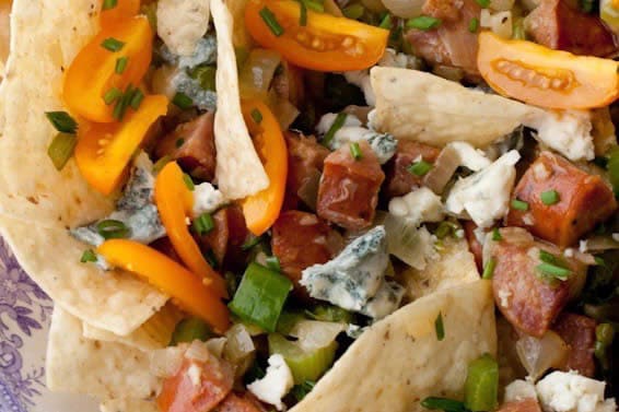 NACHOS CAJUN CON SALCHICHA