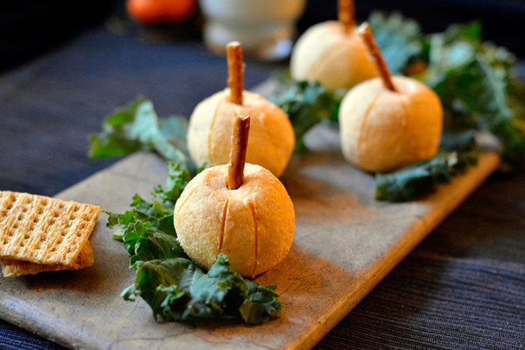 Bolas de queso en forma de calabaza