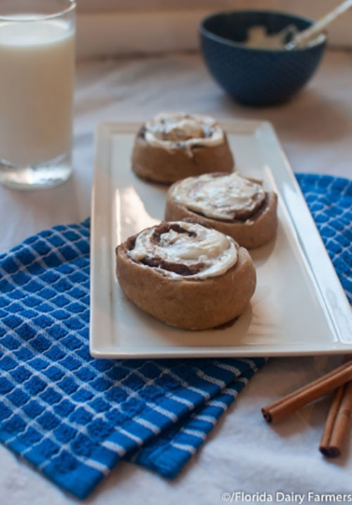 Panecillos de canela de trigo integral con glaseado de yogur griego