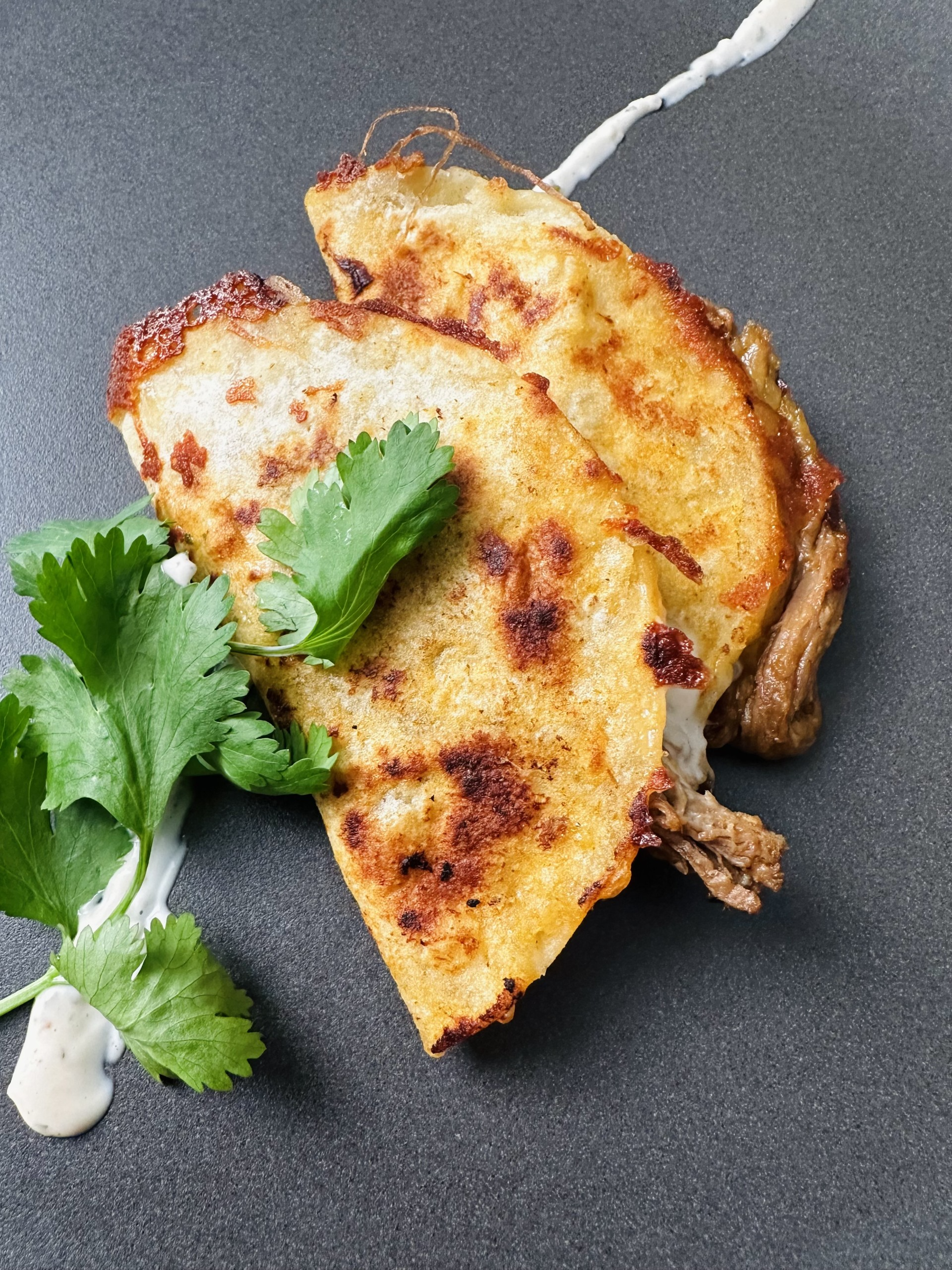 Mini Quesadillas de Ropa Vieja Al Estilo Birria con Alioli