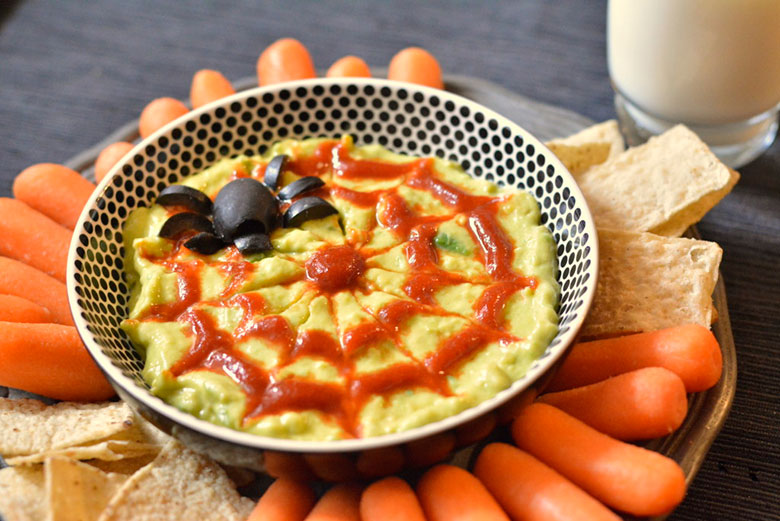 Espeluznante Guacamole con Arañas de Aceitunas Negras