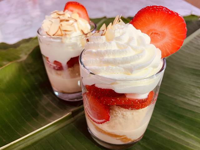 Tres Leche Con Fresas Cubiertas Con Crema Batida y Dulce de Leche