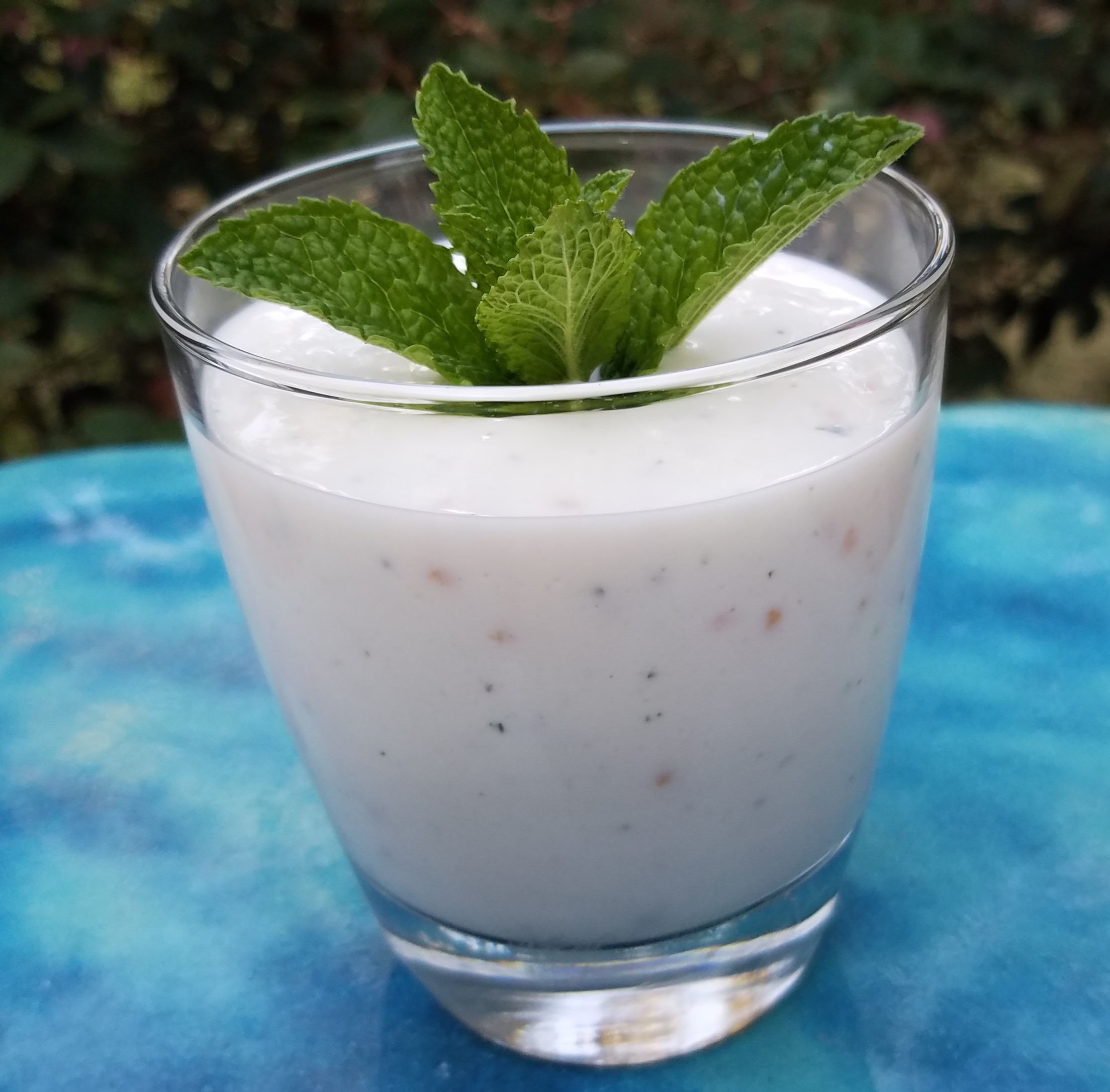 Licuado de plátano y guayaba de Florida con yogur griego y leche