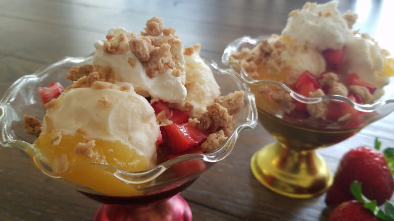 Sundae de Helado de Limonada y Fresa con Crumble de Avena