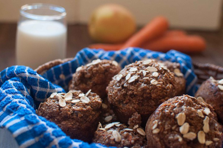 Panecillos dulces muffins de trigo integral para desayuno