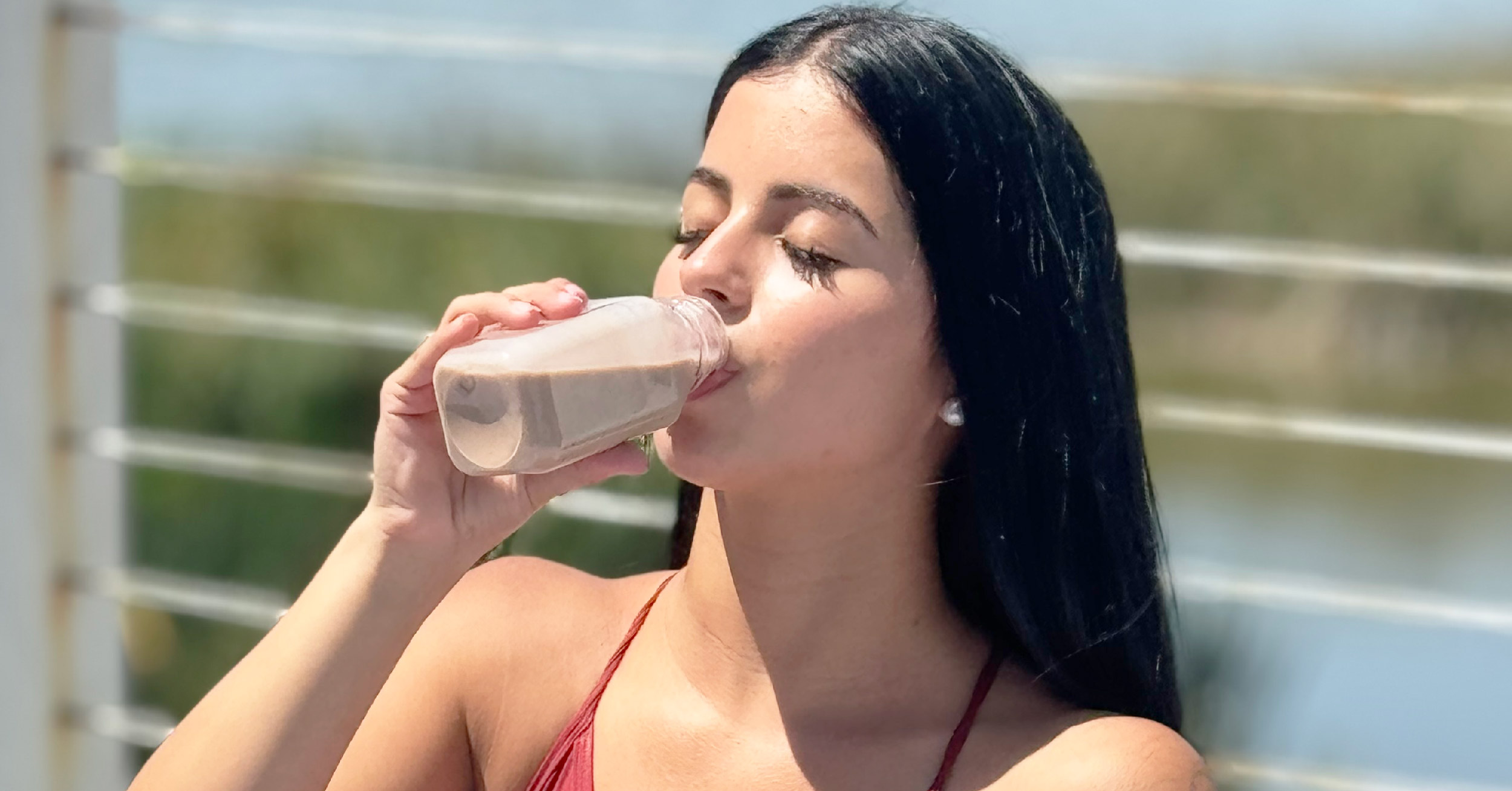 Imagen de una mujer tomando leche de chocolate Image
