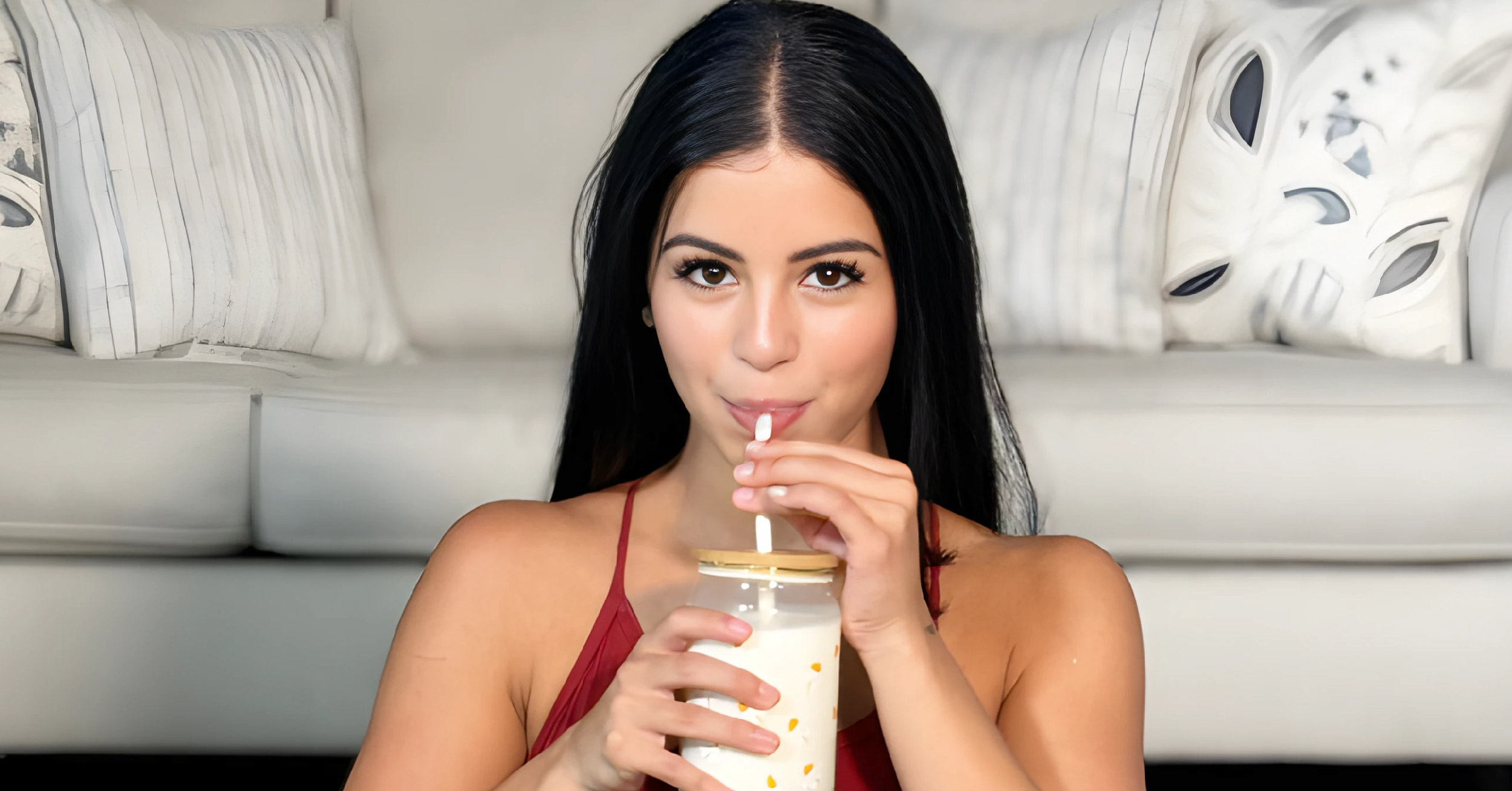 Imagen de una mujer bebiendo leche