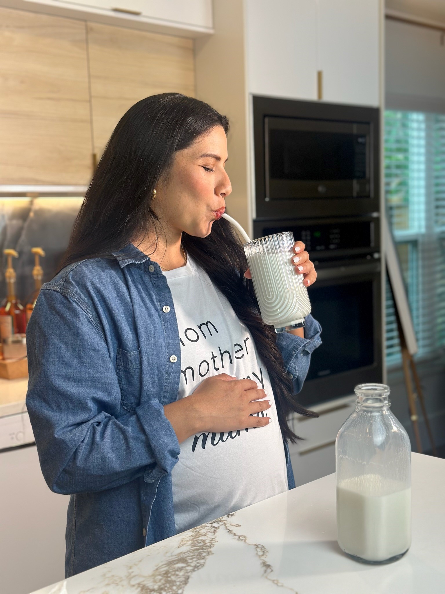 Imagen de mujer en embarazo tomando leche Image